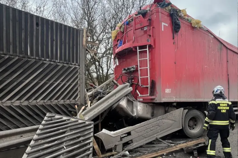 A1 bei Linz – Lastwagen kracht in Lärmschutzwand