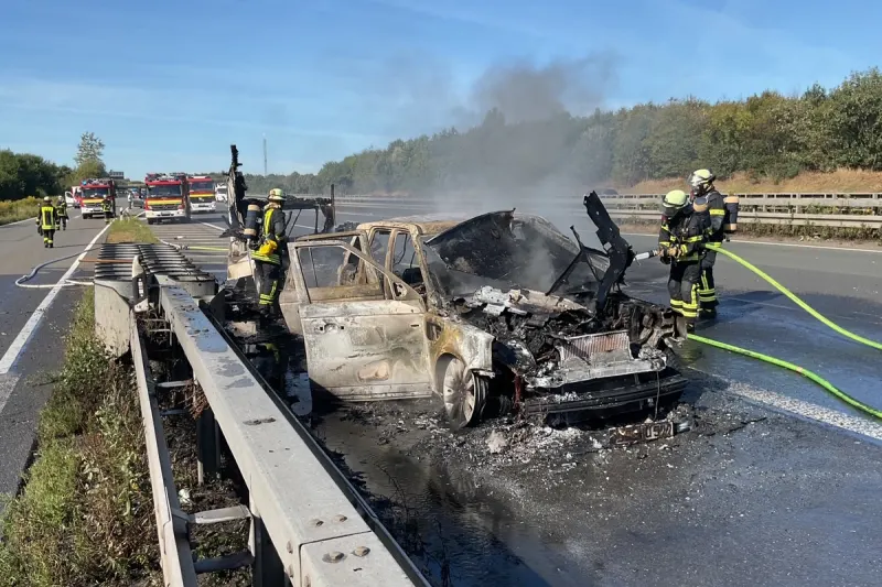 A2 Dortmund NW – Wohnwagengespann brennt auf Autobahn aus