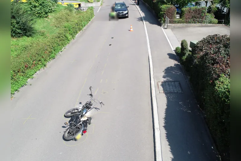 Attinghausen UR – 14-jähriger Mofalenker nach Kollision mit Auto schwer verletzt 