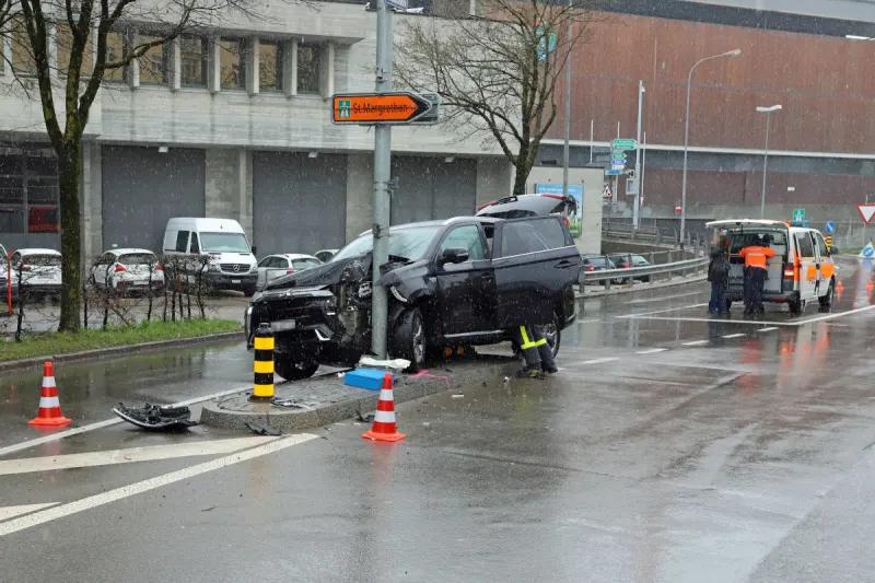 St. Gallen – Beim Abbiegen in Verkehrsinsel gekracht
