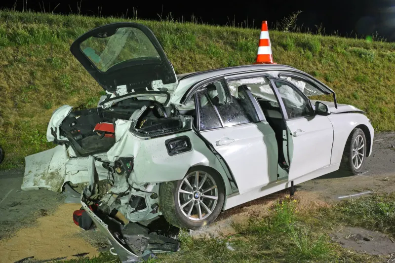 Zeugenaufruf aus Rain LU - Massive Auffahrkollision zwischen zwei Autos 