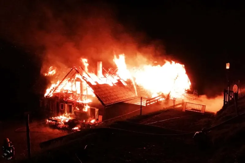 Millstatt am See - Über 100 Feuerwehrleute bekämpfen Brand