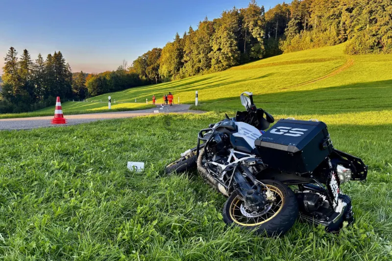 Pfäffikon ZH – Töfffahrer bei Sturz schwer verletzt