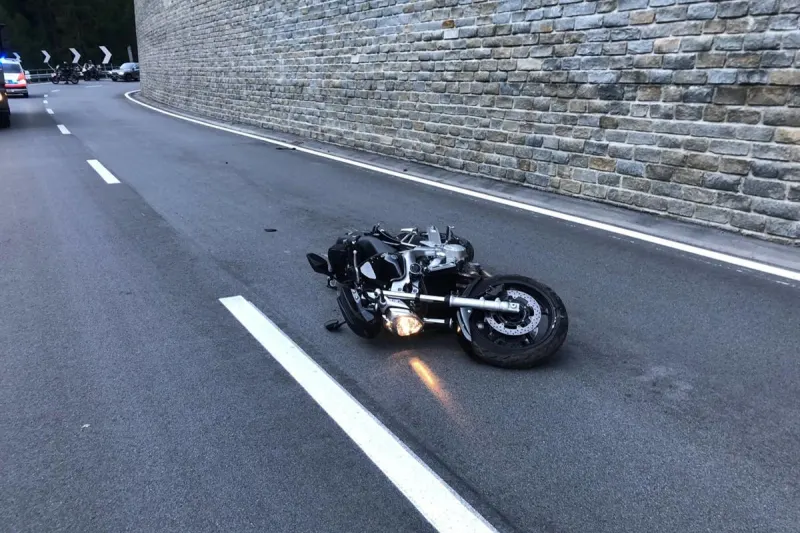 Zernez GR – Motorrad kollidiert mit Leitplanke
