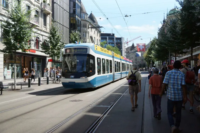 Stadt Zürich - 37-jähriger Passant von Tram erfasst und verletzt