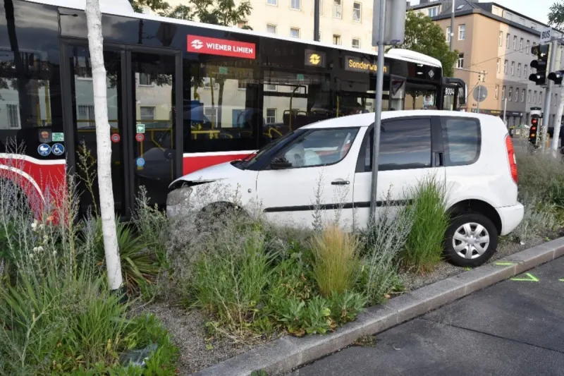 Unfall in Wien – Auto kracht nach Fahrfehler gegen Linienbus