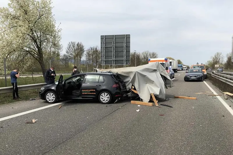 Landau - Unfall mit Fahrschulauto auf A65 - Eine Person schwer verletzt