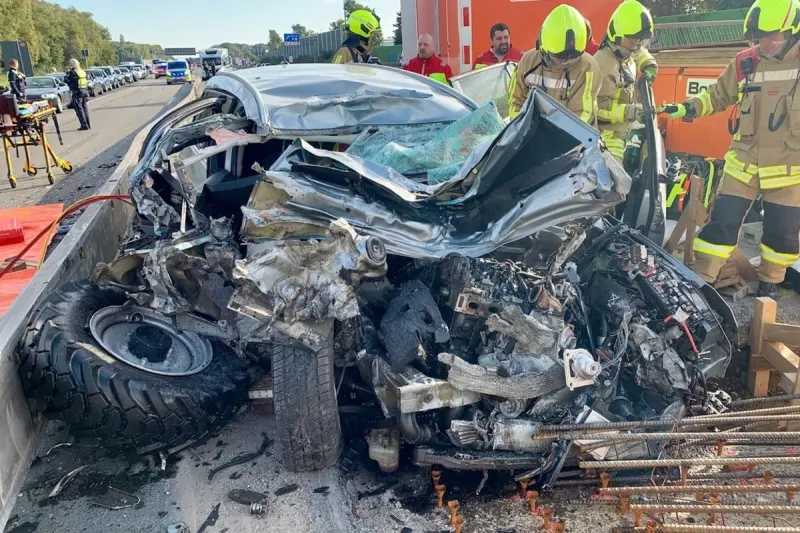 Bottrop/A2 - Heftig mit einer abgestellten Baumaschine kollidiert