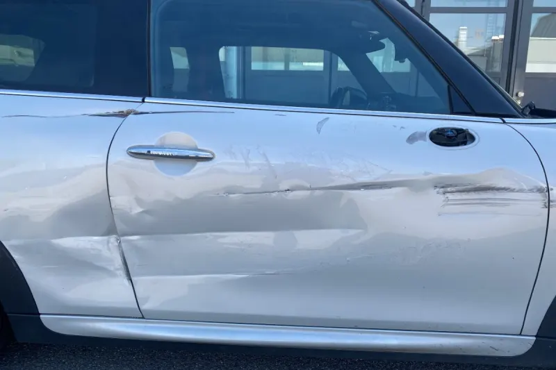 Lenzburg AG - Kollision auf Autobahn A1 zwischen Mini und Lastwagen