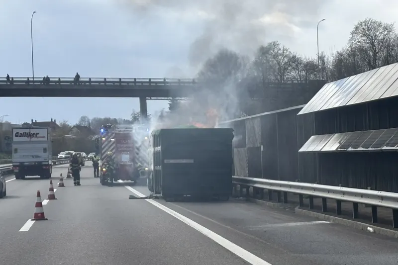 A1 bei Oftringen AG – Lastwagenmulde gerät in Brand