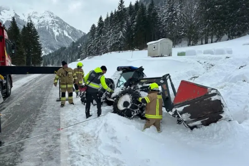 Nesselwängle – Traktor stürzt bei Unfall über Böschung