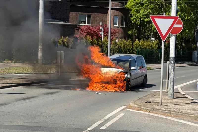 Bochum – Pkw mit Gasantrieb brennt nach Unfall