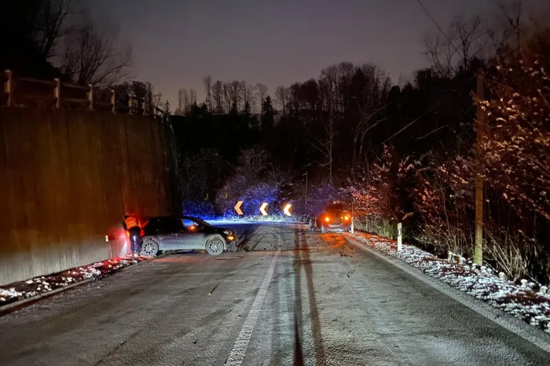 Unfall in Neuheim ZG – Auto gerät auf Gegenfahrbahn
