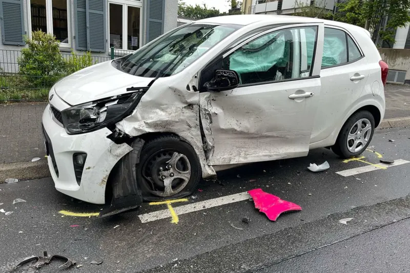 Bergisch Gladbach – Zwei Verletzte bei Unfall im Gegenverkehr