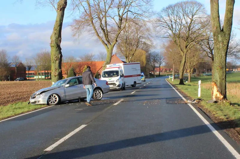 Raddestorf – Frau mit kleinen Kindern prallt frontal in Baum