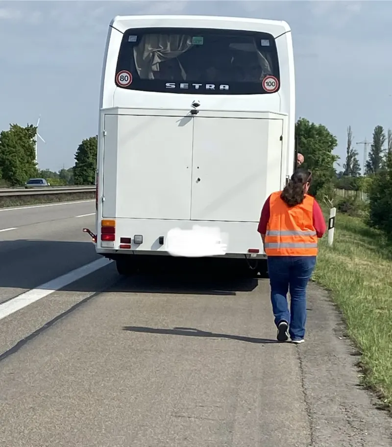 Panne eines Reisebusses auf Autobahn 61 in Rheinland-Pfalz