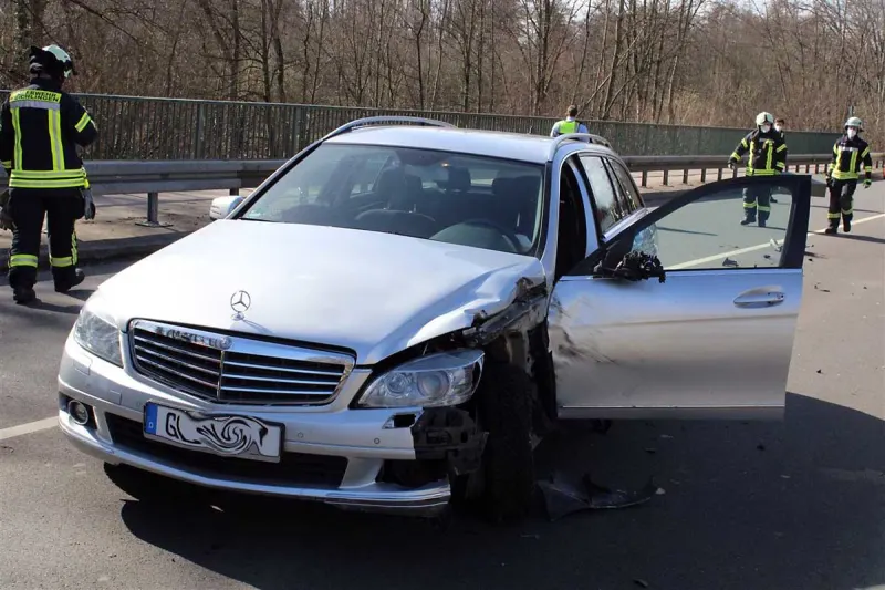 Leichlingen - Bewusstloser Fahrer gerät in den Gegenverkehr