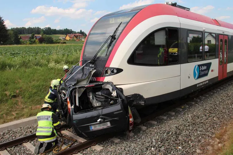 Drama in Pölfing - Pkw von Zug rund 100 m mitgeschliffen - Frau tot
