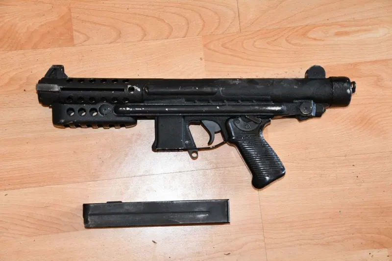 Hannover - Mehrere Waffen und Betäubungsmittel sichergestellt