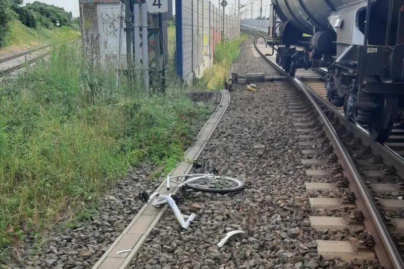 Halle/Saale - Unbekannte werfen Fahrräder auf Bahngleise 