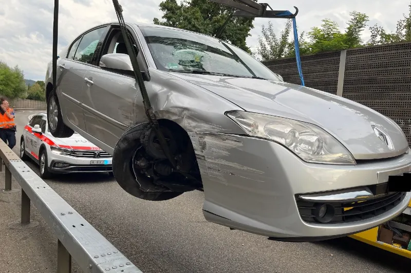 Liestal BL - Personenwagen kollidiert mit Leitplanke