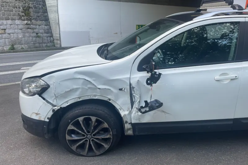 Sisikon UR - Auto gerät auf die Gegenfahrbahn!