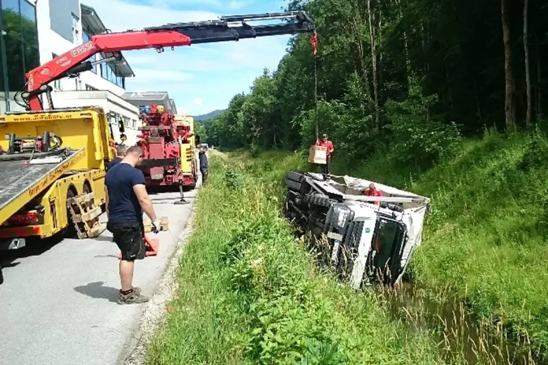 Bergheim - Lkw-Fahrer vergaß Handbremse und stürzte in Bach