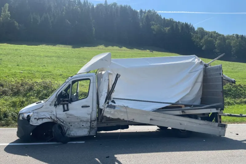 Bichelsee TG - Lieferwagen gerät auf die Gegenfahrbahn und verursacht eine Frontalkollision