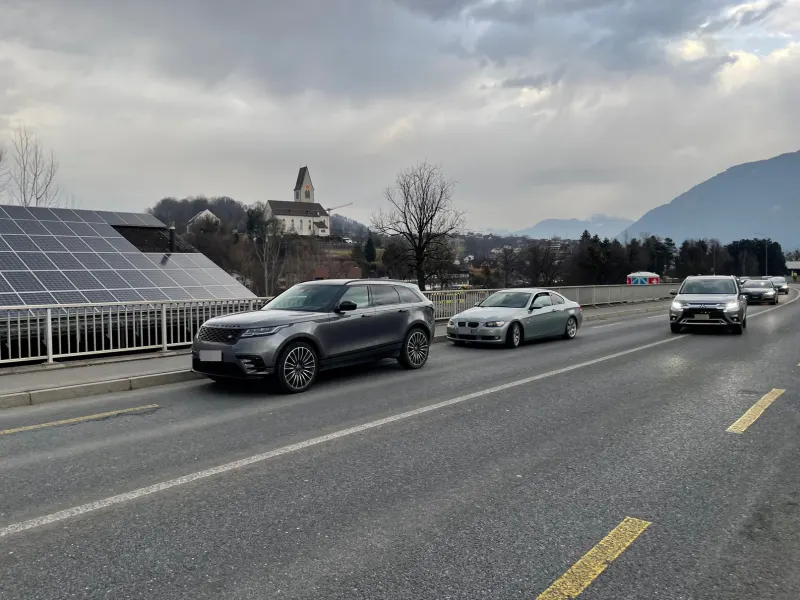 Bendern FL: Auffahrunfall auf der Rheinbrücke