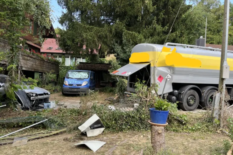 Stadt Schaffhausen – Tanklastwagen rollt unkontrolliert durch zwei Gärten und kollidierte mit Auto und Hausfassade