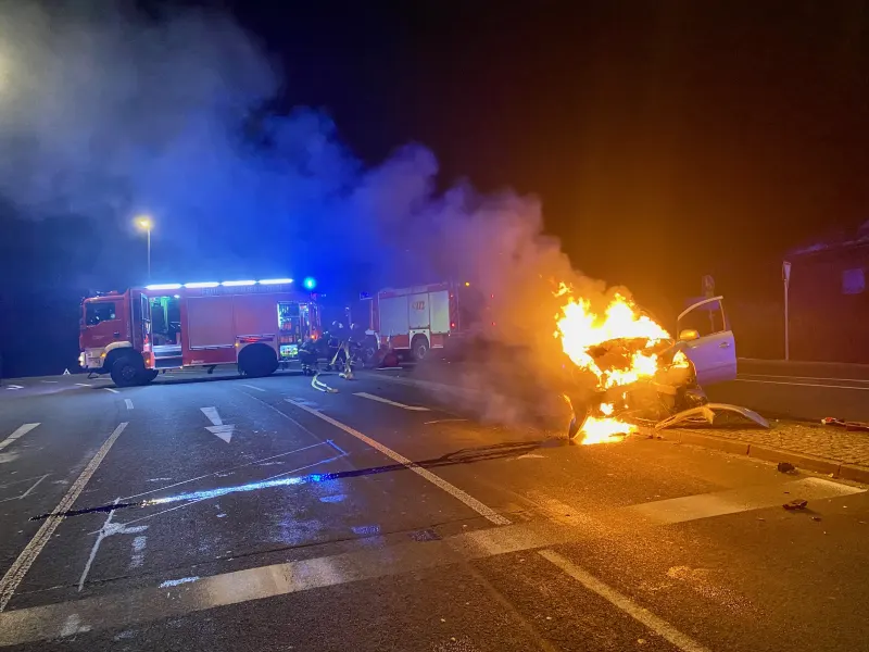 Iserlohn – PKW brennt nach Verkehrsunfall