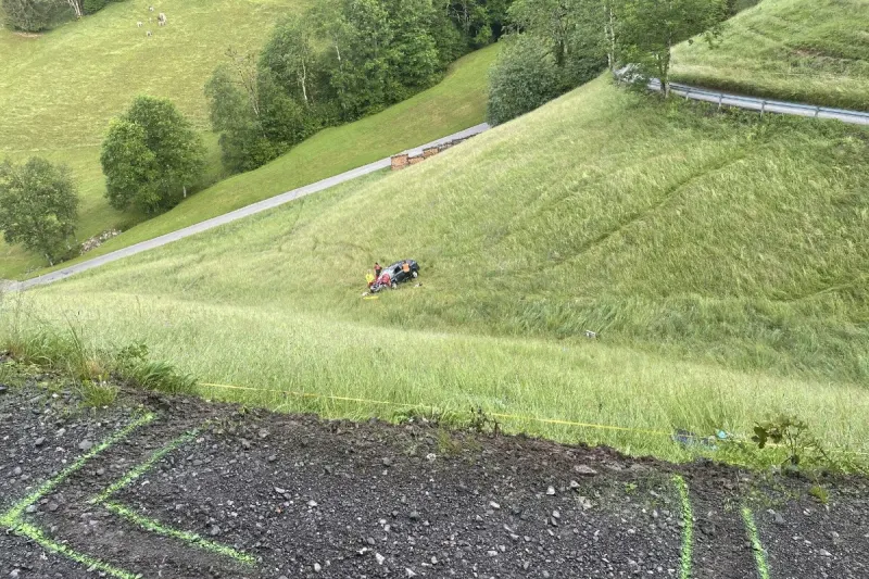 Einsiedeln SZ - Junger Autolenker kommt von Strasse ab und verletzt sich