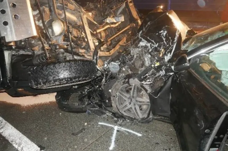 A1 Reeßum – Schwerer Unfall mit Wohnwagengespann