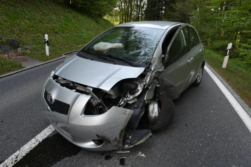 Büron LU – Massive Streifkollision zwischen zwei Autos