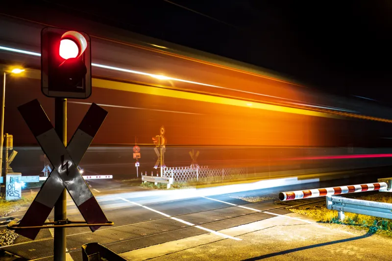 Trochtelfingen – Auto wird an Bahnübergang von Zug erfasst