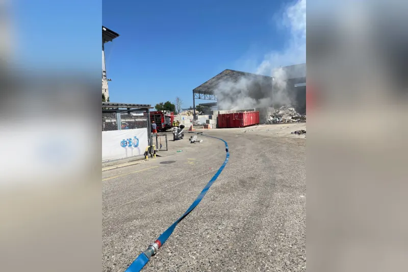 Allschwil BL – Brandausbruch im Recyclinghof erfordert Feuerwehreinsatz