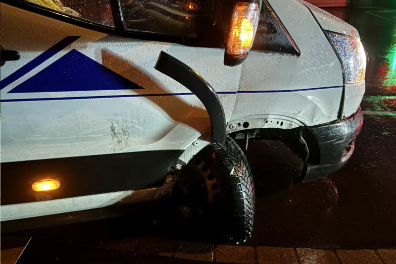 Mitlödi – Lieferwagenfahrer muss nach Unfall Führerausweis abgeben