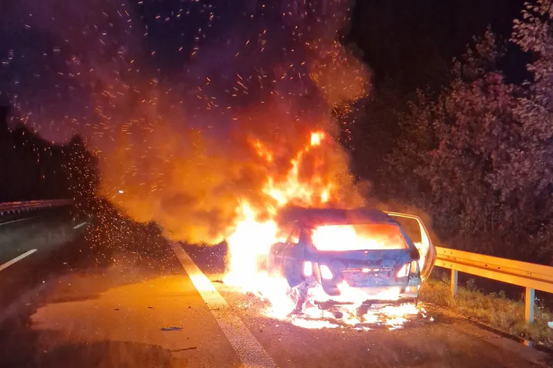A31 Bottrop NW – Pkw brennt auf Autobahn aus