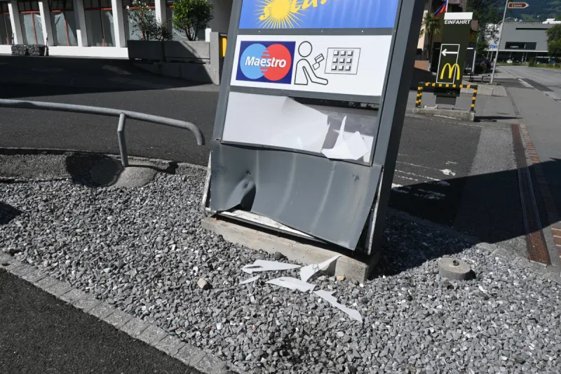 Triesen – In Leuchtreklame gekracht und abgehauen
