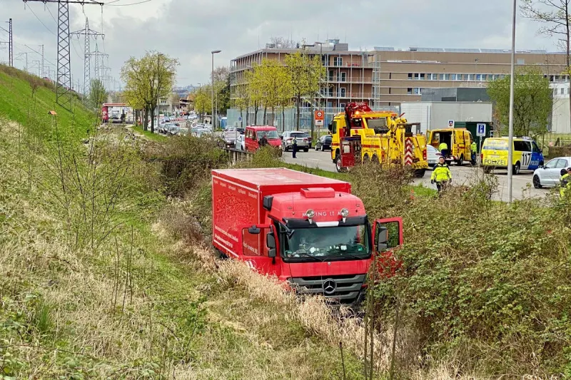 Basel – LKW landet in Bach
