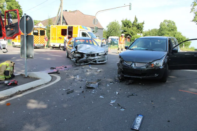 Zwei Verletzte bei Unfall in Wermelskirchen NRW – Mitsubishi kracht in BMW