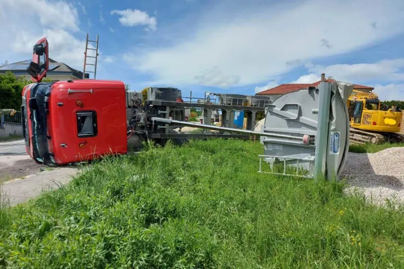 Wiesen - LKW stürzt um - Fahrer verletzt!