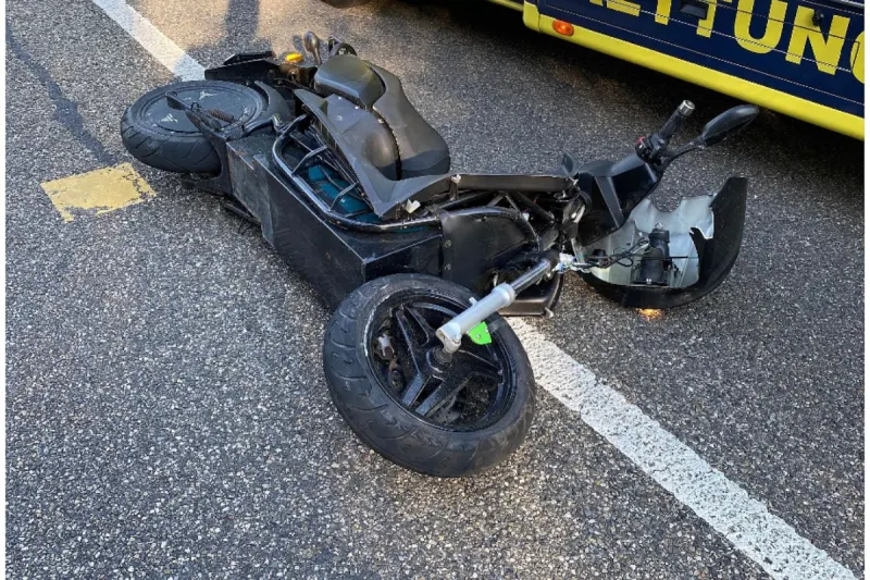 Unfall in Ettingen BL - Kollision zwischen Roller und Lieferwagen – Rollerfahrer verletzt