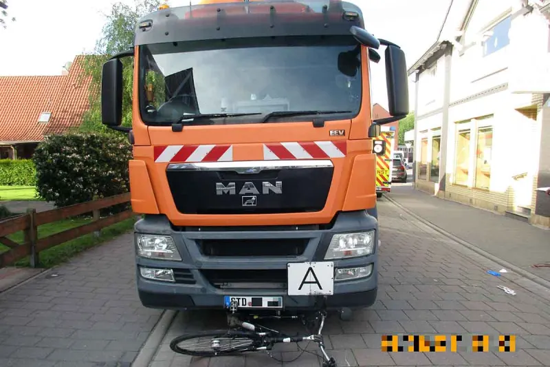 Freiburg/Elbe - E-Bikefahrer von Müllfahrzeug überrollt