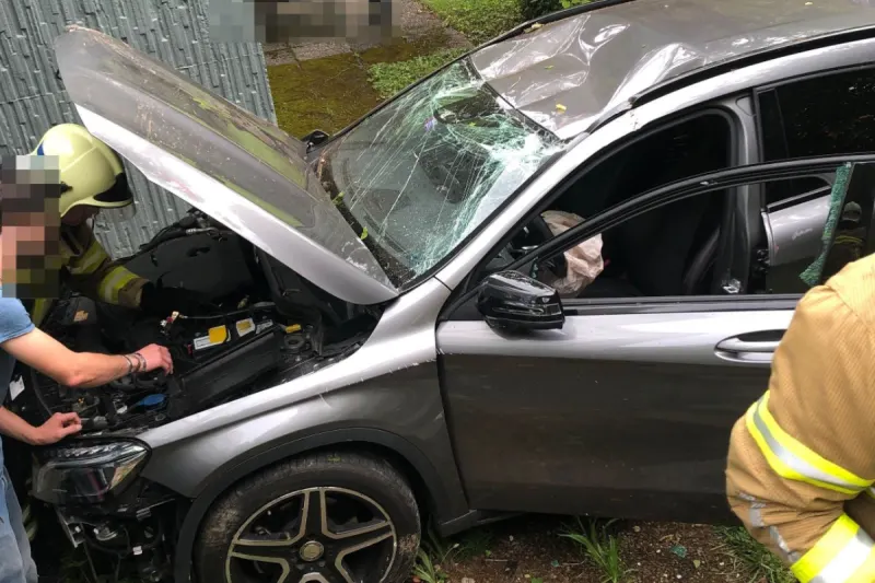 Verkehrsunfall in Kleinlützel SO - Auto prallt in Fassade einer einer Firma