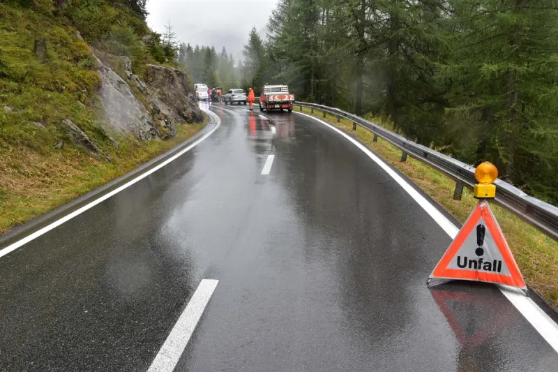 Susch GR - 28-jähriger Motorradfahrer bei Selbstunfall verletzt