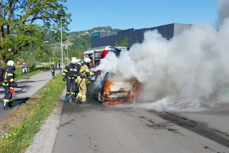 Wolfurt – Brennendes Auto rollt 50 Meter weiter
