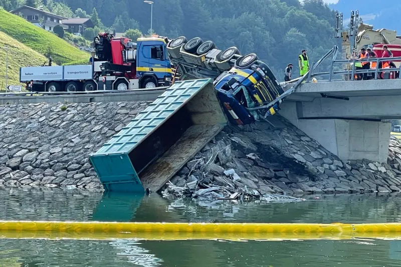 Verkehrsunfall in Euthal SZ - Lastwagenfahrer bei Selbstkollision am Sihlsee schwer verletzt