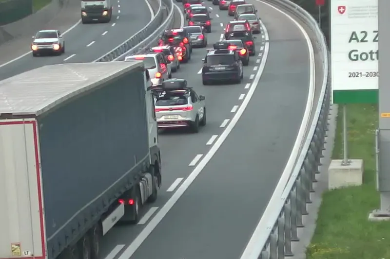 A2 Göschenen UR – Ferienstart führt zu Stau am Gotthard Nordportal