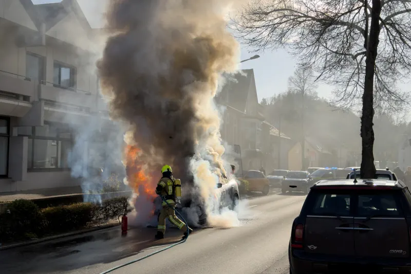 Königswinter – Zwei Personen bei Brand von Auto verletzt